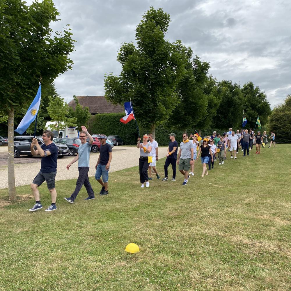 Défilé des équipes avec leur drapeau